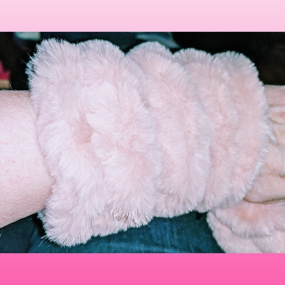 NWT I.N.C. Faux-Fur Fingerless Gloves - Picture 5 of 7